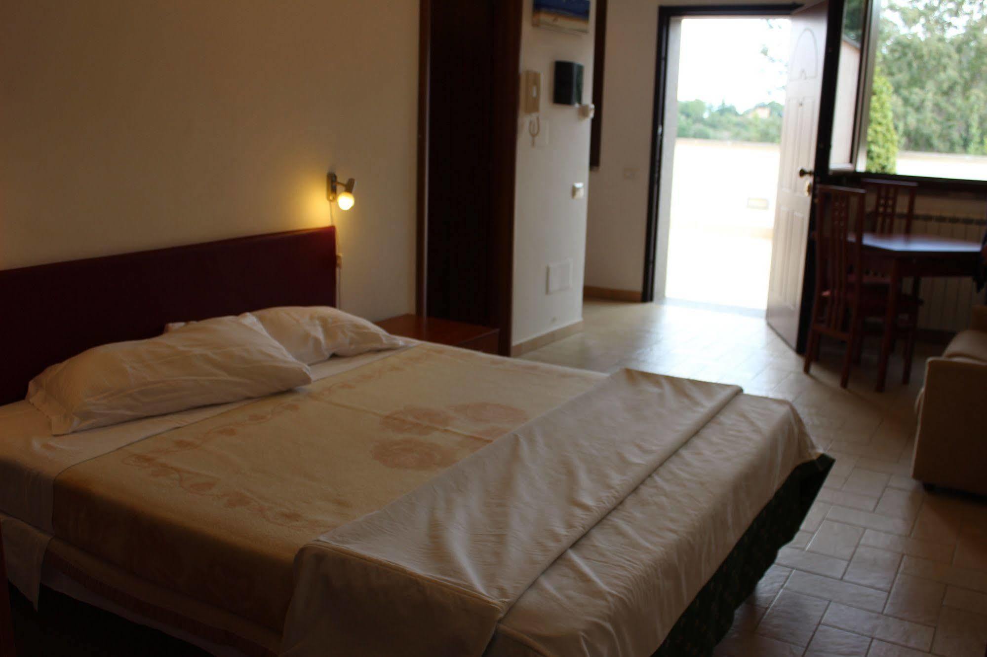 Il Casaletto Dei Ludi Aparthotel Aranova Bagian luar foto