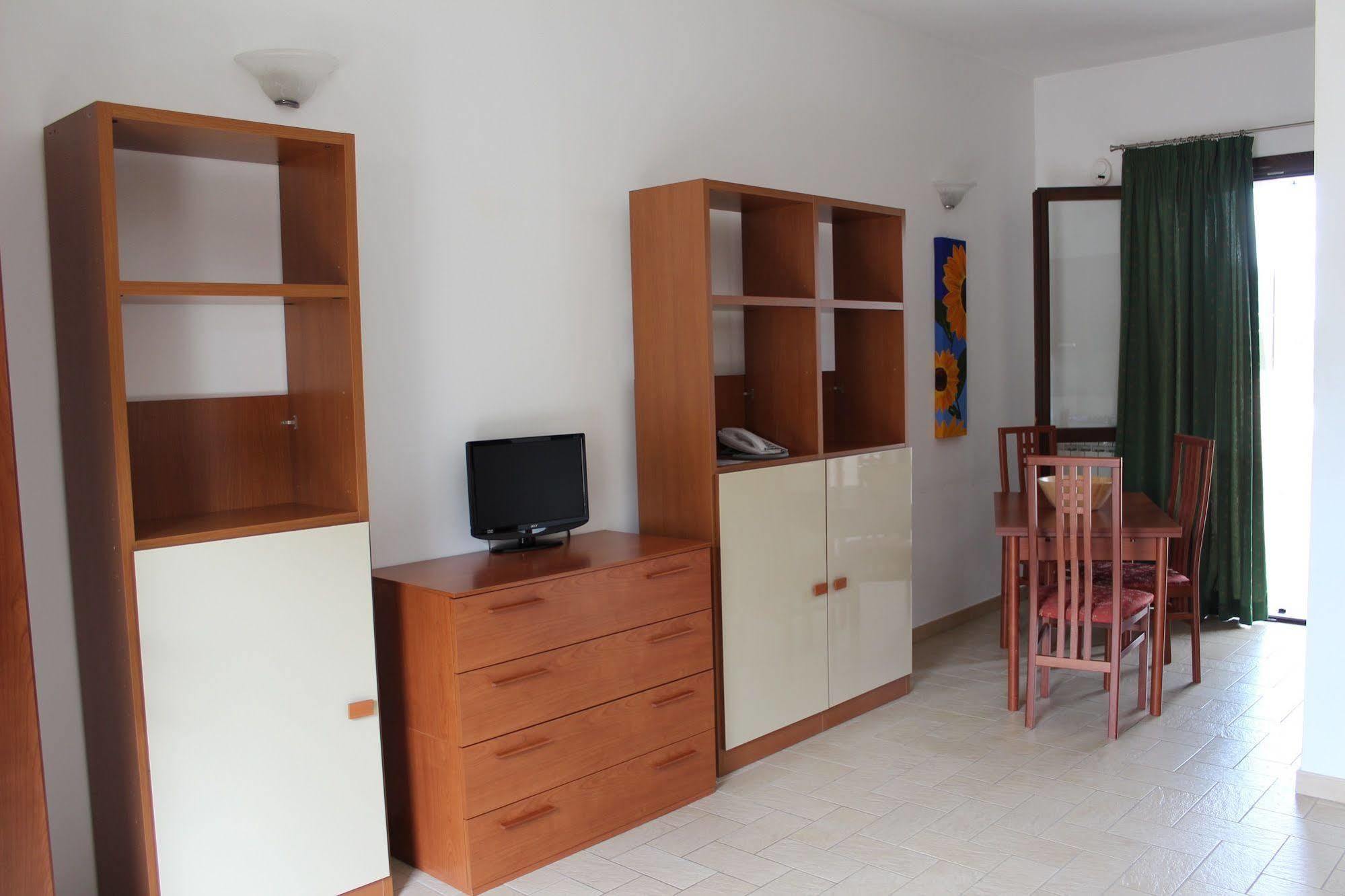 Il Casaletto Dei Ludi Aparthotel Aranova Bagian luar foto