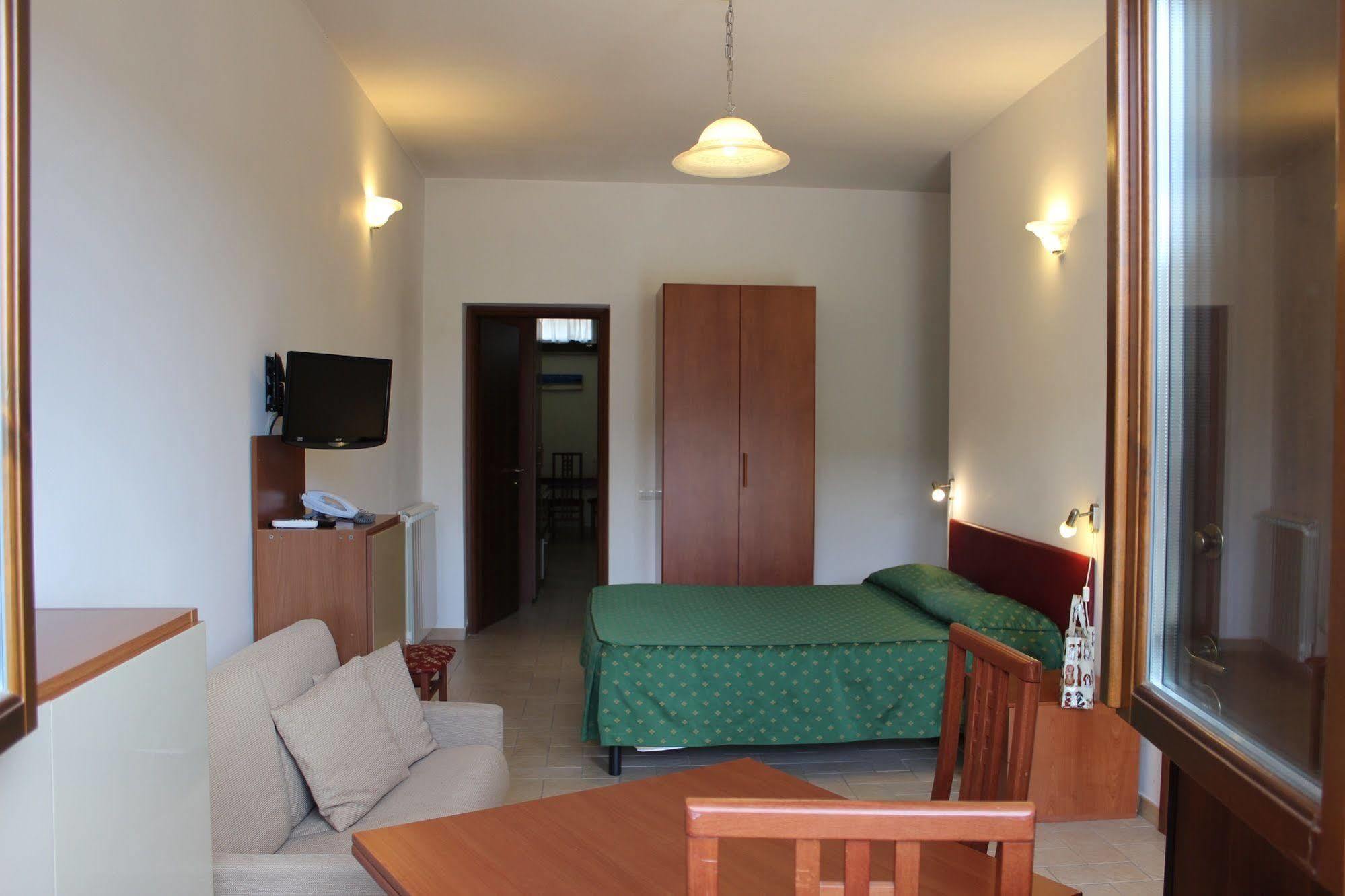 Il Casaletto Dei Ludi Aparthotel Aranova Bagian luar foto