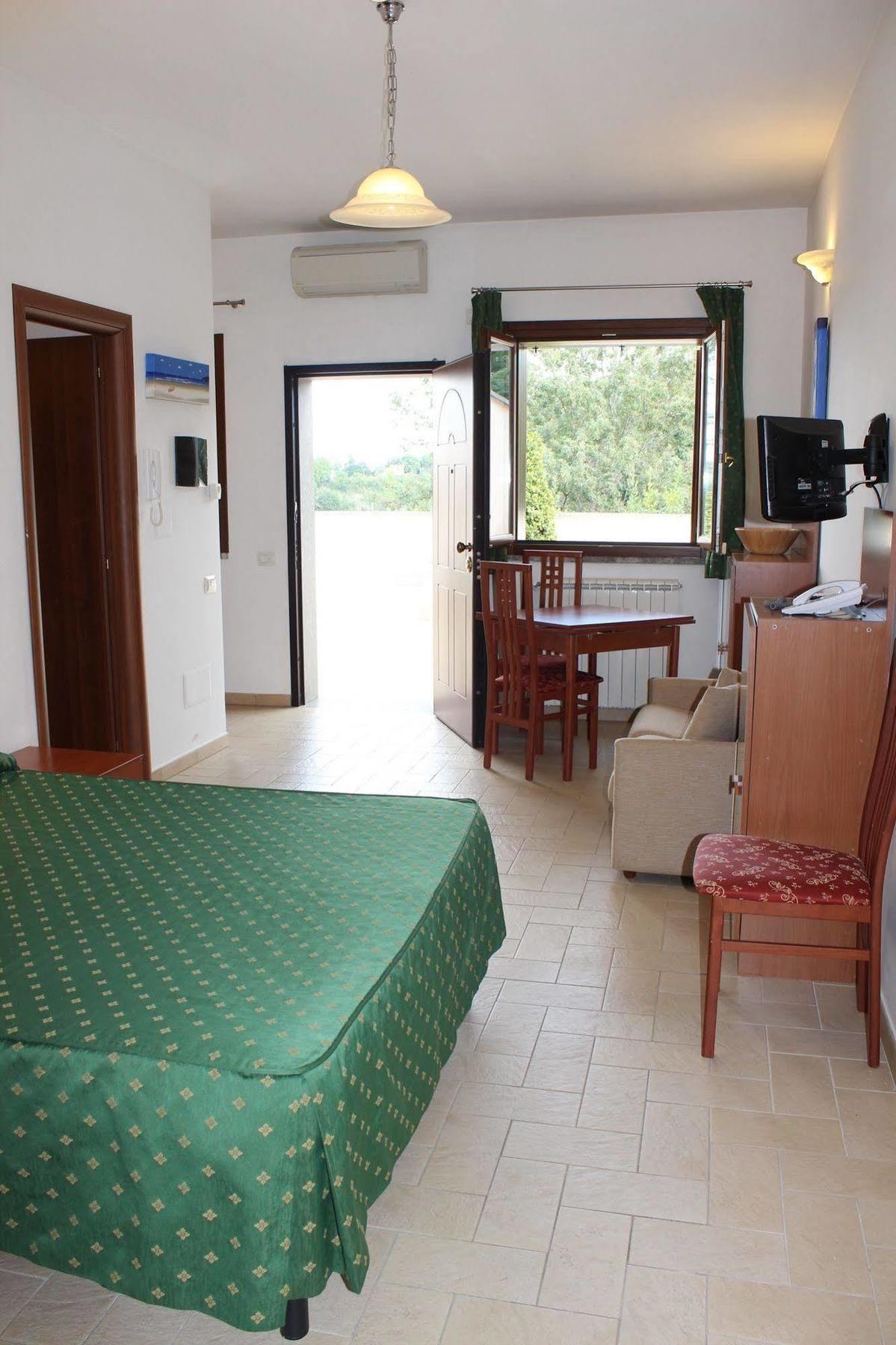 Il Casaletto Dei Ludi Aparthotel Aranova Bagian luar foto