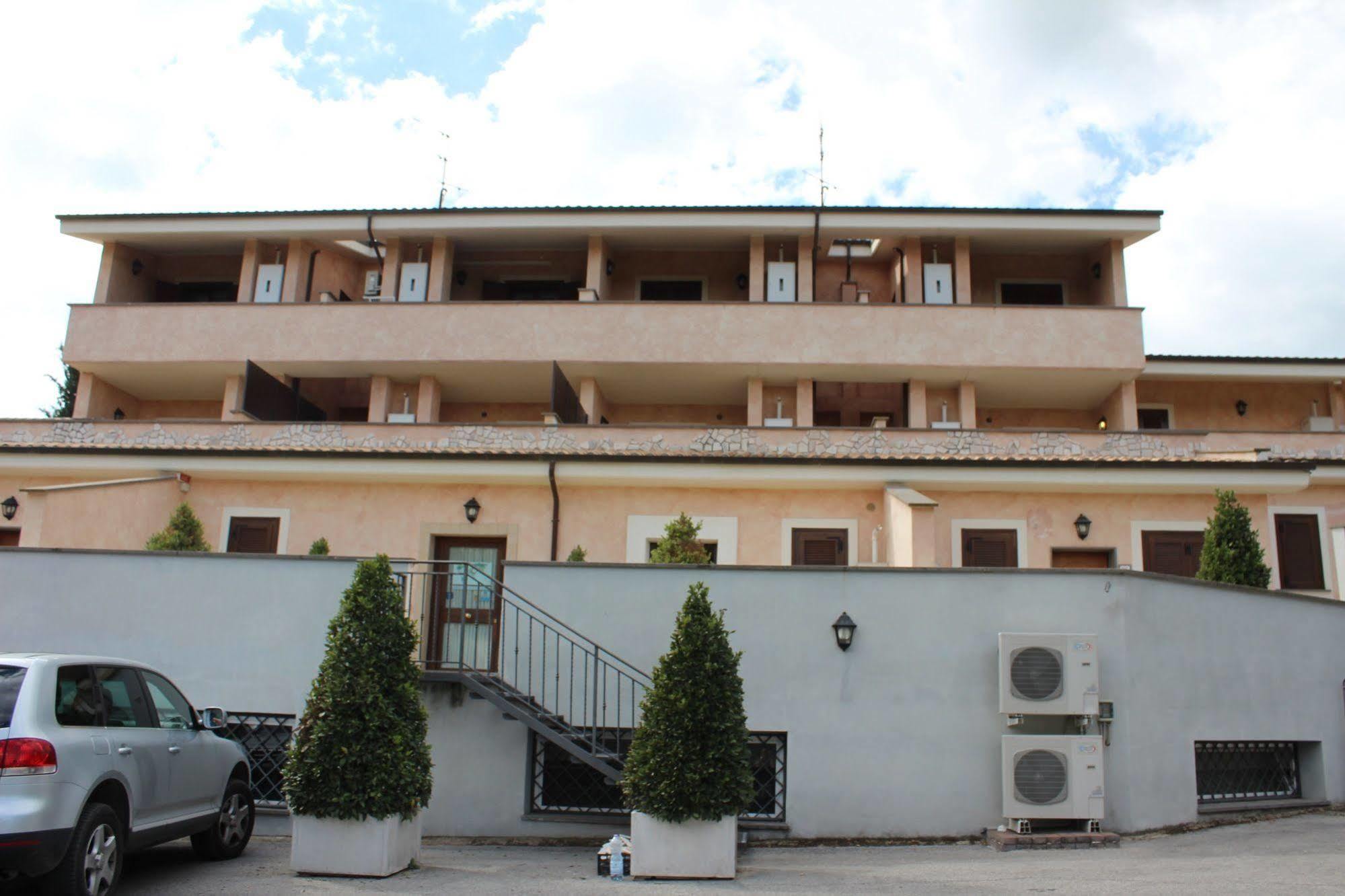 Il Casaletto Dei Ludi Aparthotel Aranova Bagian luar foto